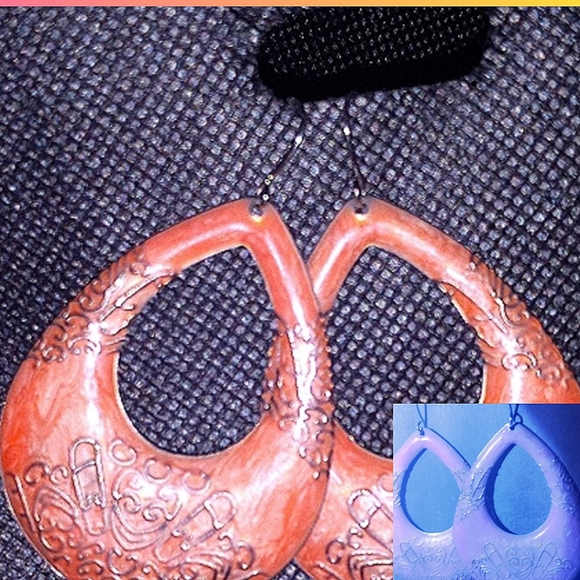 Vintage Coral Enamel with Filigree Detailing Earrings☆GLOWS UNDER black light☆ - Picture 1 of 12